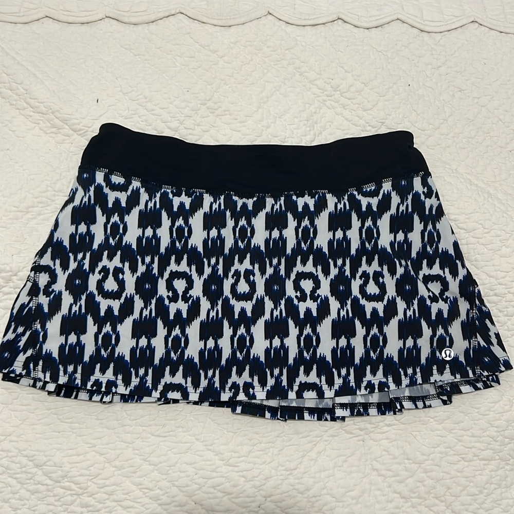 Lululemon skirt, barely worn!